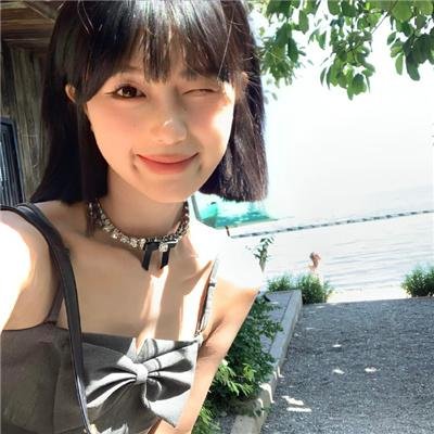 别墅春光海报